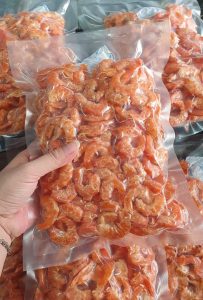 Hút chân không tôm khô trước khi gửi đi Mỹ, Úc và Canada giúp bảo quản thực phẩm an toàn.